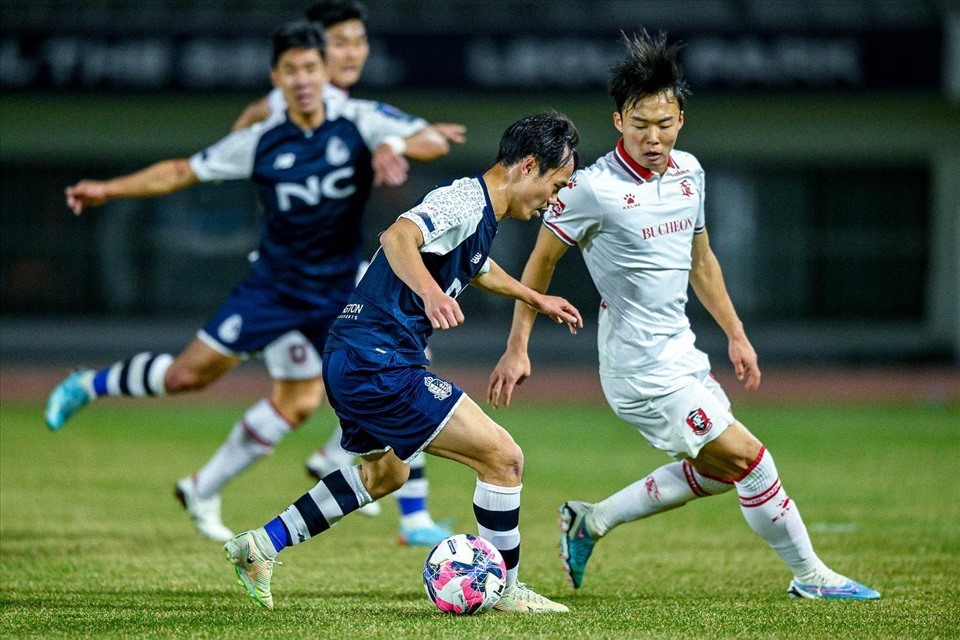 Tiền đạo Văn Toàn đang có sự hòa nhập và thích nghi tốt với các đồng đội ở K.League 2. Ảnh: Seoul E-Land FC