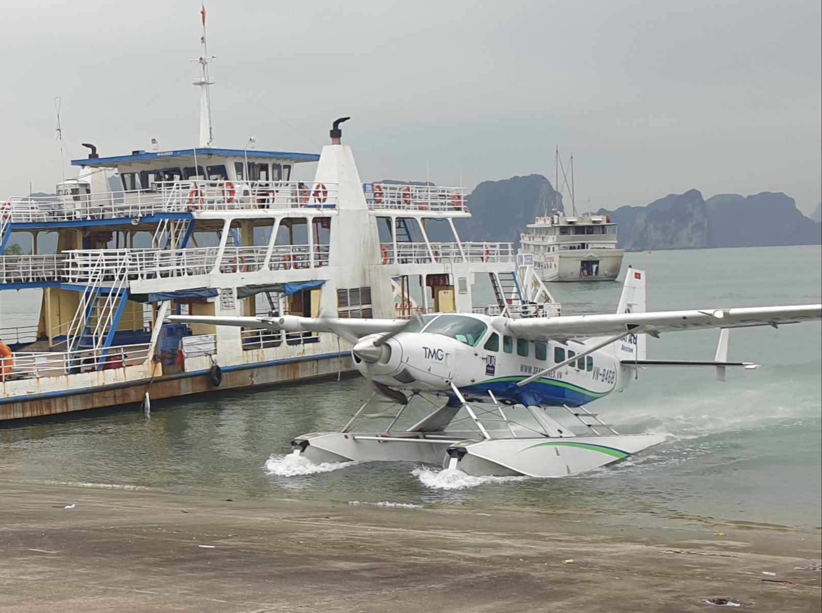 Thủy phi cơ hoạt động trên vịnh Hạ Long vào chiều 6.4.2023. Ảnh: Nguyễn Hùng