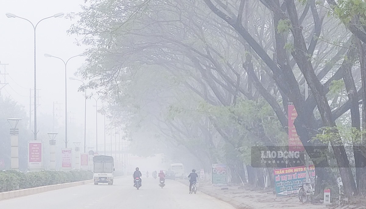 Hiện tượng “mù khô” tại TP Điện Biên Phủ diễn ra liên tục trong nhiều ngày. Ảnh: Văn Thành Chương