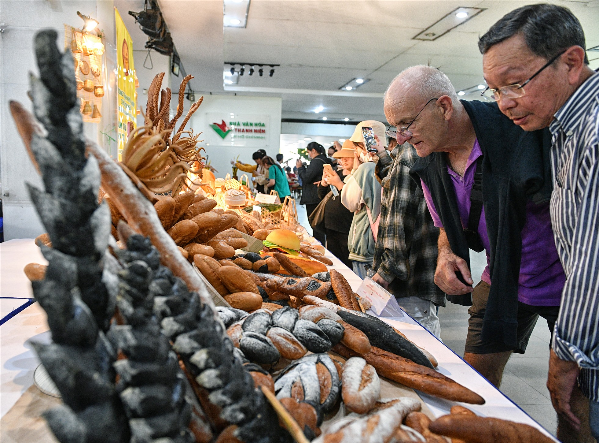 Du khách nước ngoài thích thú với các loại bánh mì khác nhau.