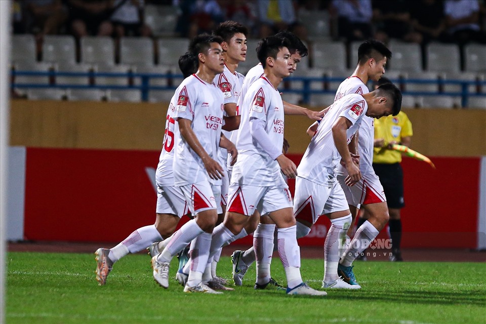Ở trận đấu này, hậu vệ Phan Tuấn Tài là cầu thủ duy nhất của lứa U22 Việt Nam ra sân trong đội hình chính và