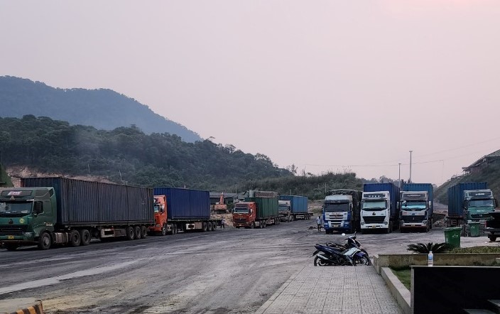 Mỗi ngày có hàng trăm xe chở than qua lại Cửa khẩu quốc tế La Lay, nhưng do gặp khó trong việc hạ tải nên việc thông quan bị ảnh hưởng. Ảnh: Hưng Thơ.