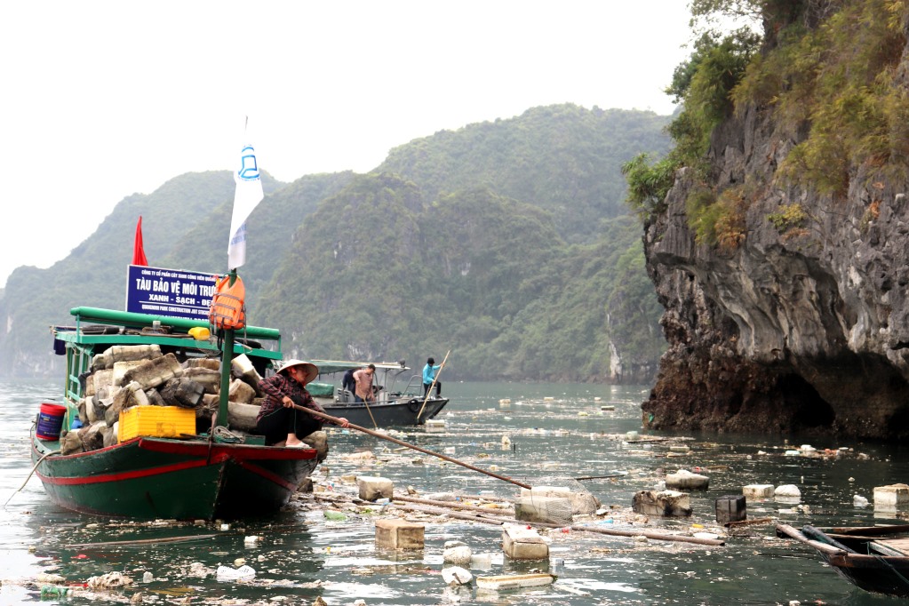 Người dân tham gia vớt rác phao xốp trên vịnh Hạ Long. Ảnh: Hoàng Quỳnh