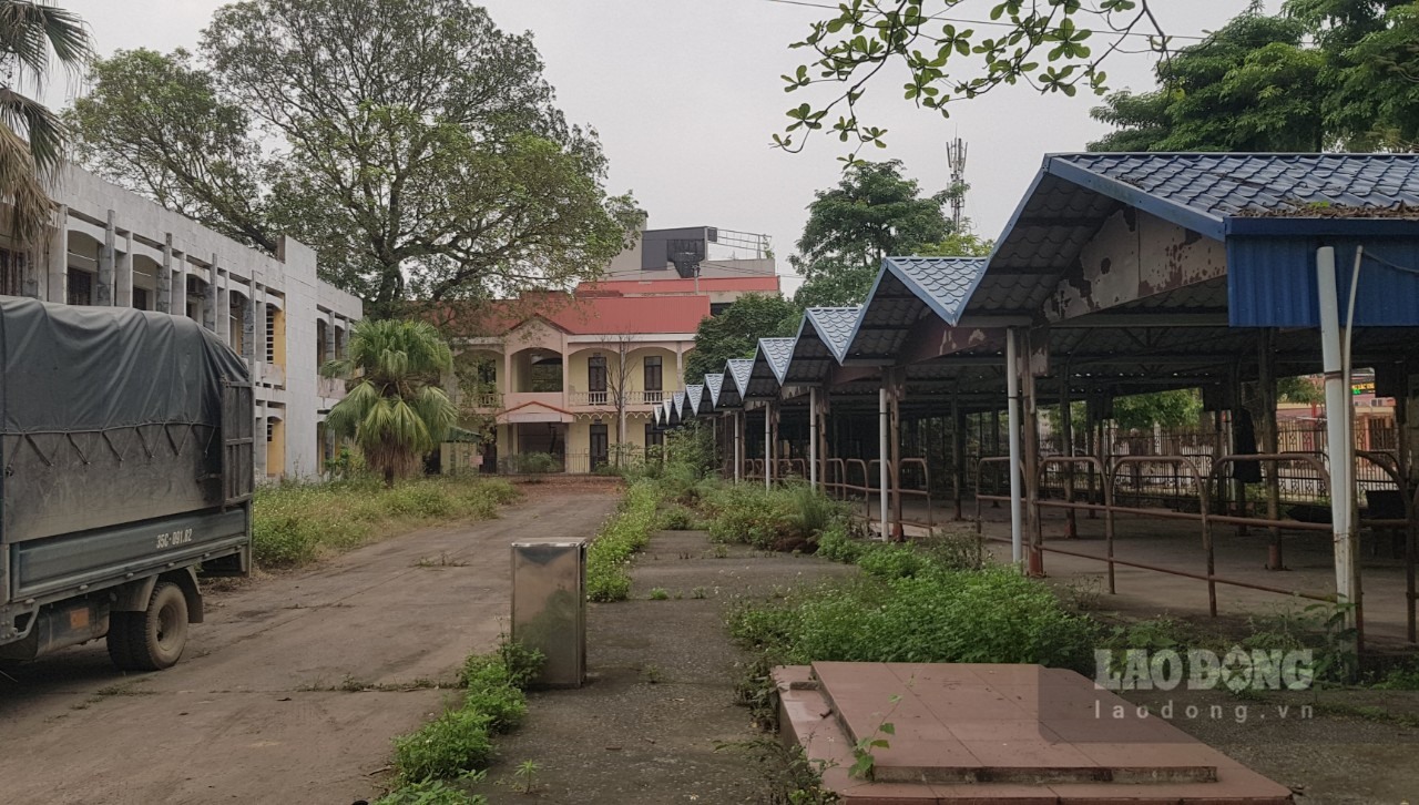 Do bỏ hoang nhiều năm nên một số hạng mục, trang thiết bị tại Bệnh viện Sản Nhi tỉnh Ninh Bình đã xuống cấp và hư hỏng. Ảnh: Diệu Anh