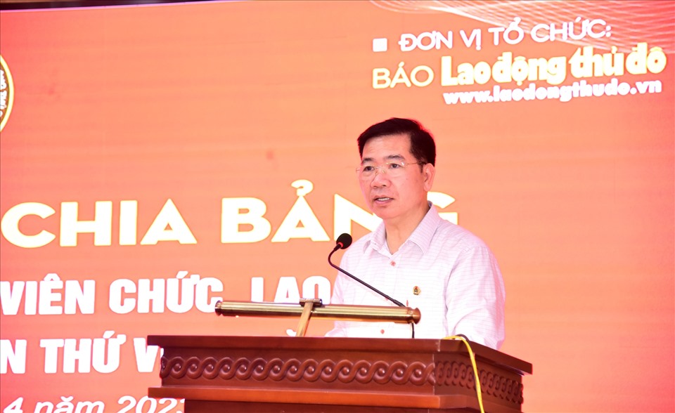 Ông Nguyễn Huy Khánh - Phó Chủ tịch LĐLĐ TP.Hà Nội phát biểu tại buổi lễ. Ảnh: Hà Anh