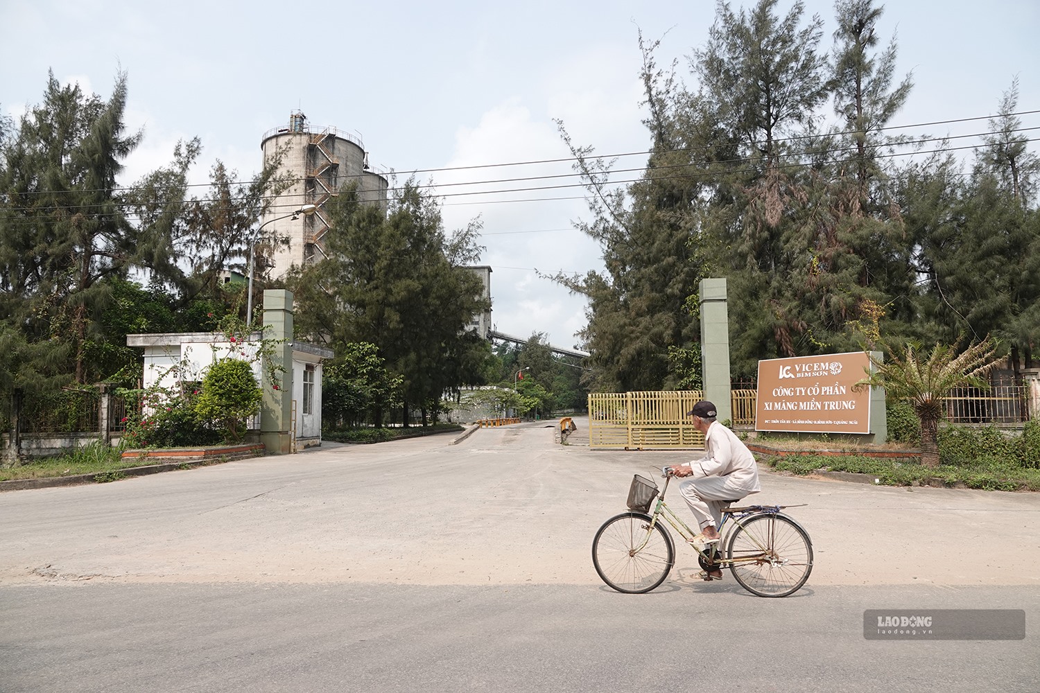 7 năm qua, Nhà máy xi măng Đại Việt- Dung Quất bị người dân ngăn cản không cho hoạt động vì gây ô nhiễm môi trường. Ảnh: Ngọc Viên