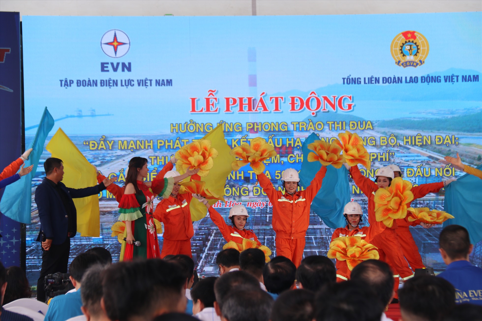 Tổng LĐLĐ Việt Nam chính thức phát động thi đua “Đẩy mạnh phát triển kết cấu hạ tầng đồng bộ, hiện đại; thực hành tiết kiệm, chống lãng phí” trong công nhân, viên chức, lao động cả nước và các cấp công đoàn. Ảnh: Phương Linh