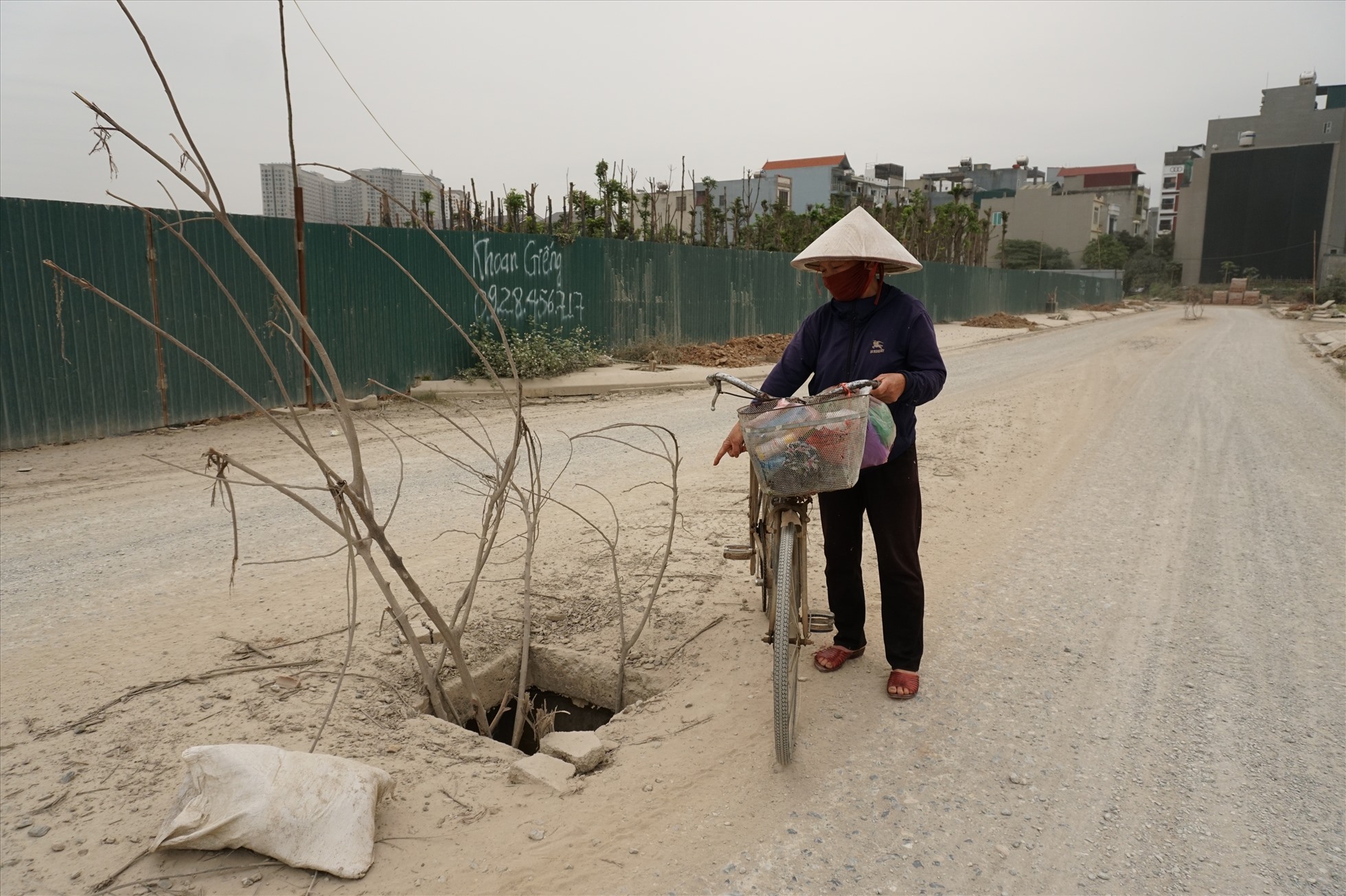 Bà Nguyễn Thị Hằng ( Hoài Đức, Hà Nội) cho biết: ” “ Trên tuyến đường này thì đèn chiếu sáng chưa có, hố ga chưa có nắp, gây nguy hiểm cho người và phương tiện tham gia giao thông tại đây. Người dân đi qua đây vào buổi tối rất dễ gặp tai nạn.”