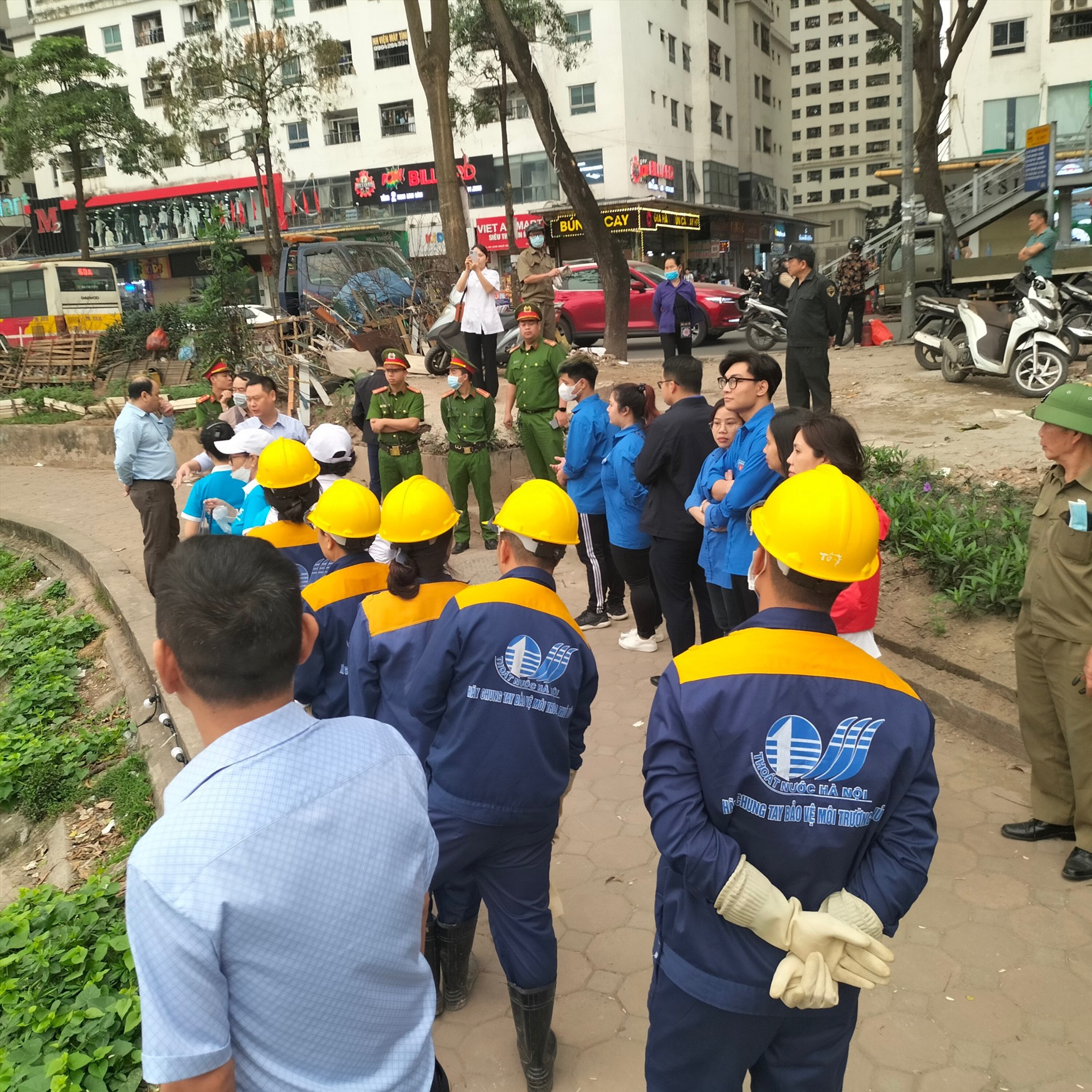Lực lượng chức năng phường Đại Kim và phường Hoàng Liệt ra quân dọn rác, làm sạch môi trường khu vực hồ Linh Đàm. Ảnh: Ái Vân