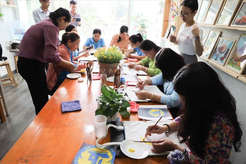 Du khách trải nghiệm làm họa sĩ