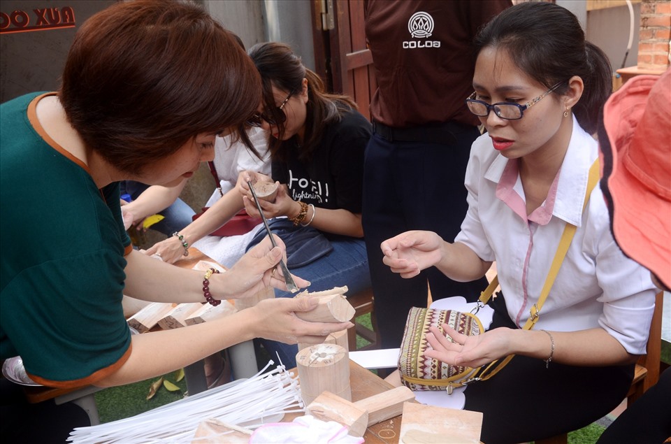 Du khách trải nghiệm đúc mũi tên nỏ Liên Châu tại