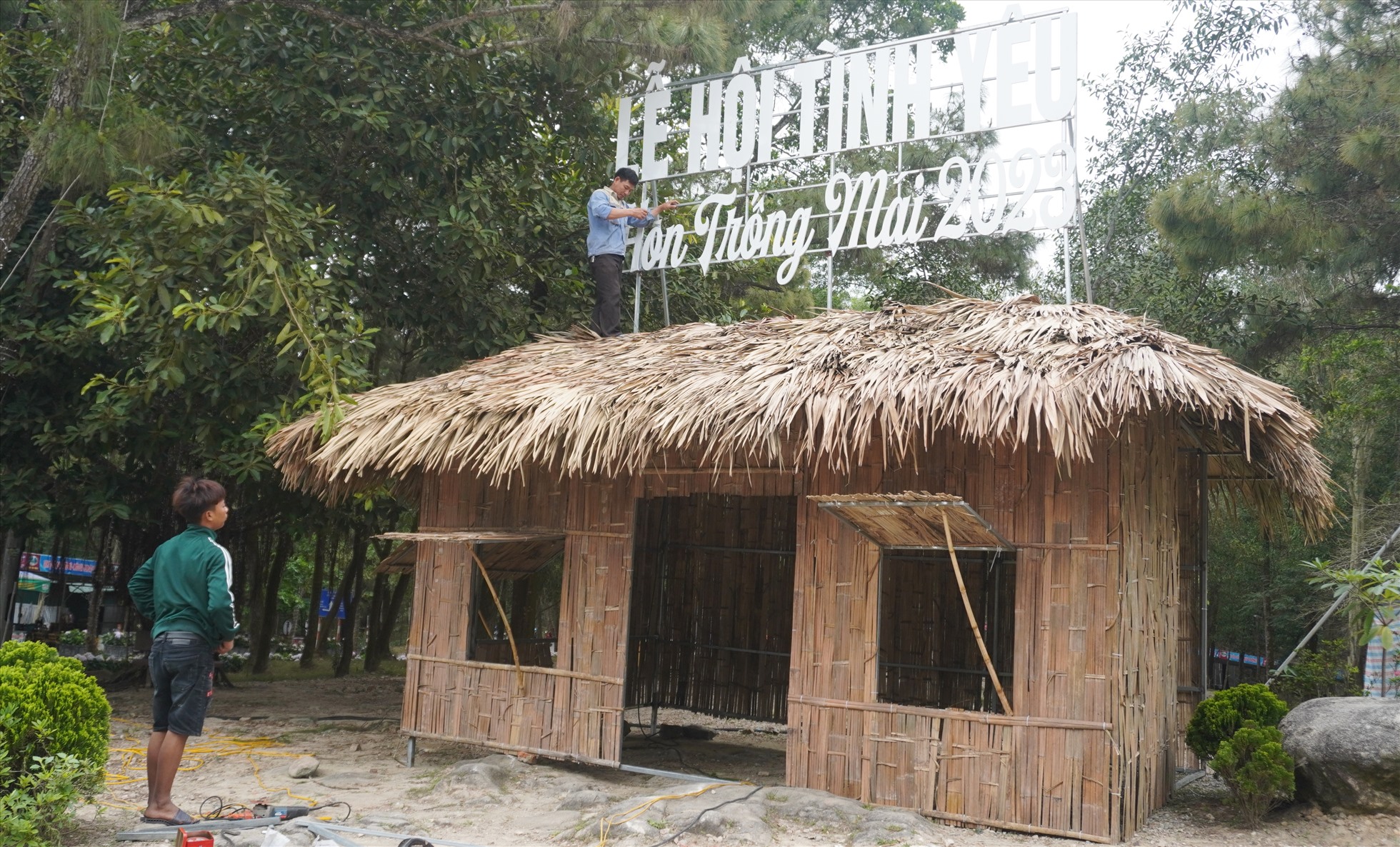 Để chuẩn bị cho đêm khai mạc Lễ hội tình yêu hòn Trống Mái, sẽ diễn ra vào tối 9.4 sắp tới, Ban tổ chức đang khẩn trương hoàn thiện các hạng mục, trang hoàng khu vực đường hoa tình yêu. Ảnh: Quách Du