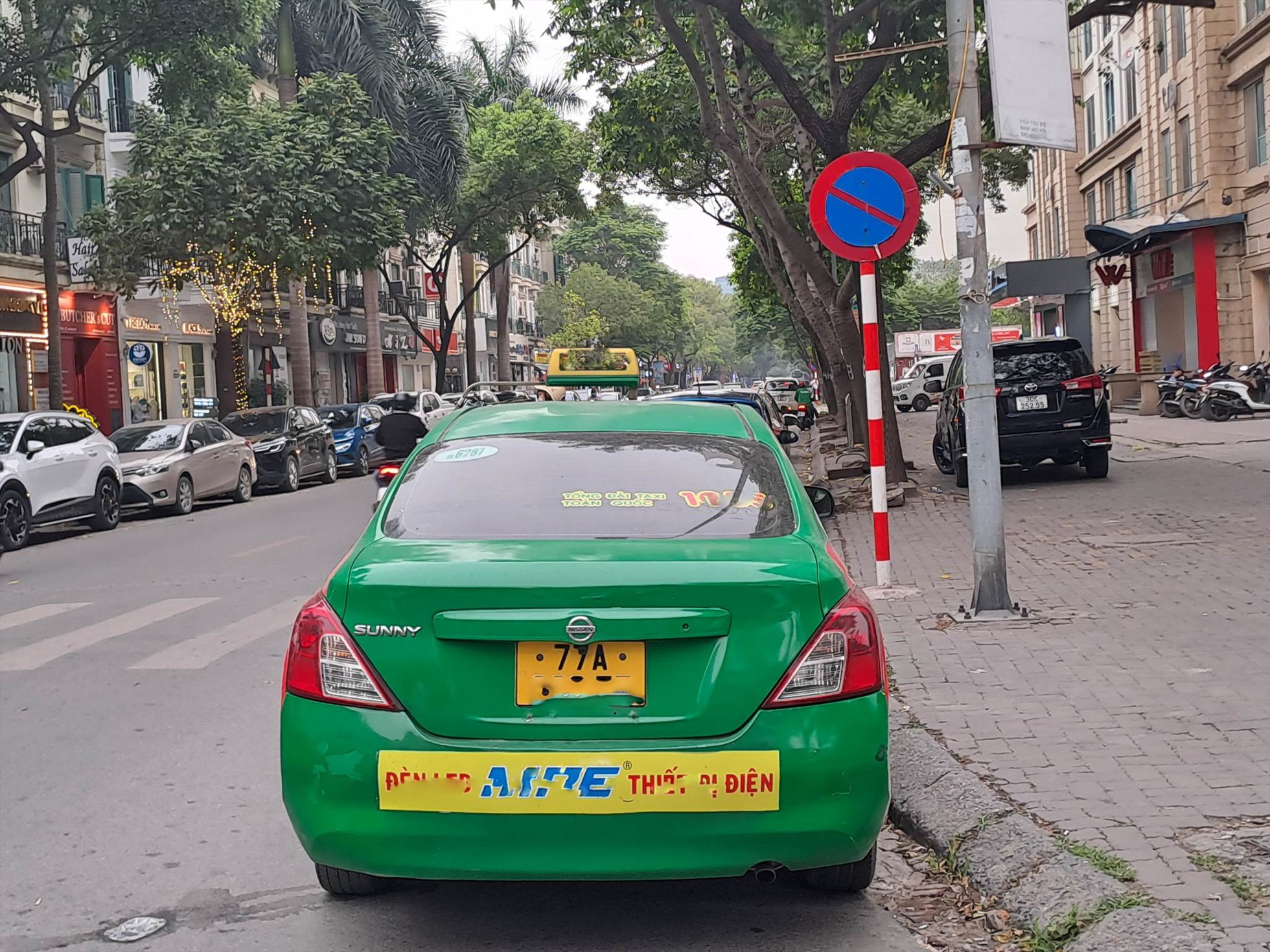 Một xe taxi biển ngoại tỉnh đón khách tại phố Trần Văn Lai, P. Mỹ Đinh 1, Q. Nam Từ Liêm. Ảnh: Minh Hạnh