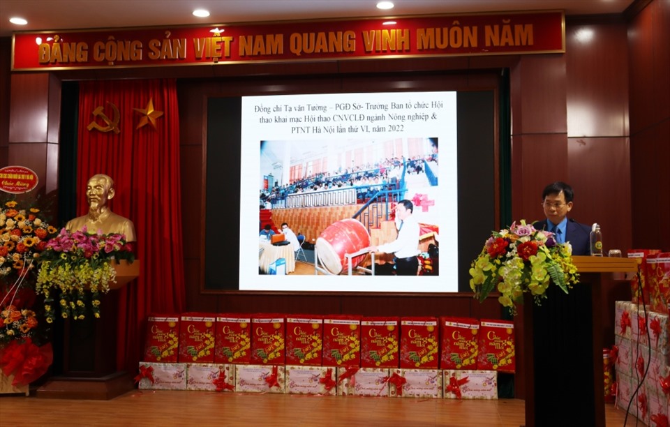 Chủ tịch Công đoàn ngành Nông nghiệp và Phát triển Nông thôn Hà Nội phát động phong trào thi đua năm 2023 tới công nhân viên chức lao động trong ngành. Ảnh: Lương Hằng