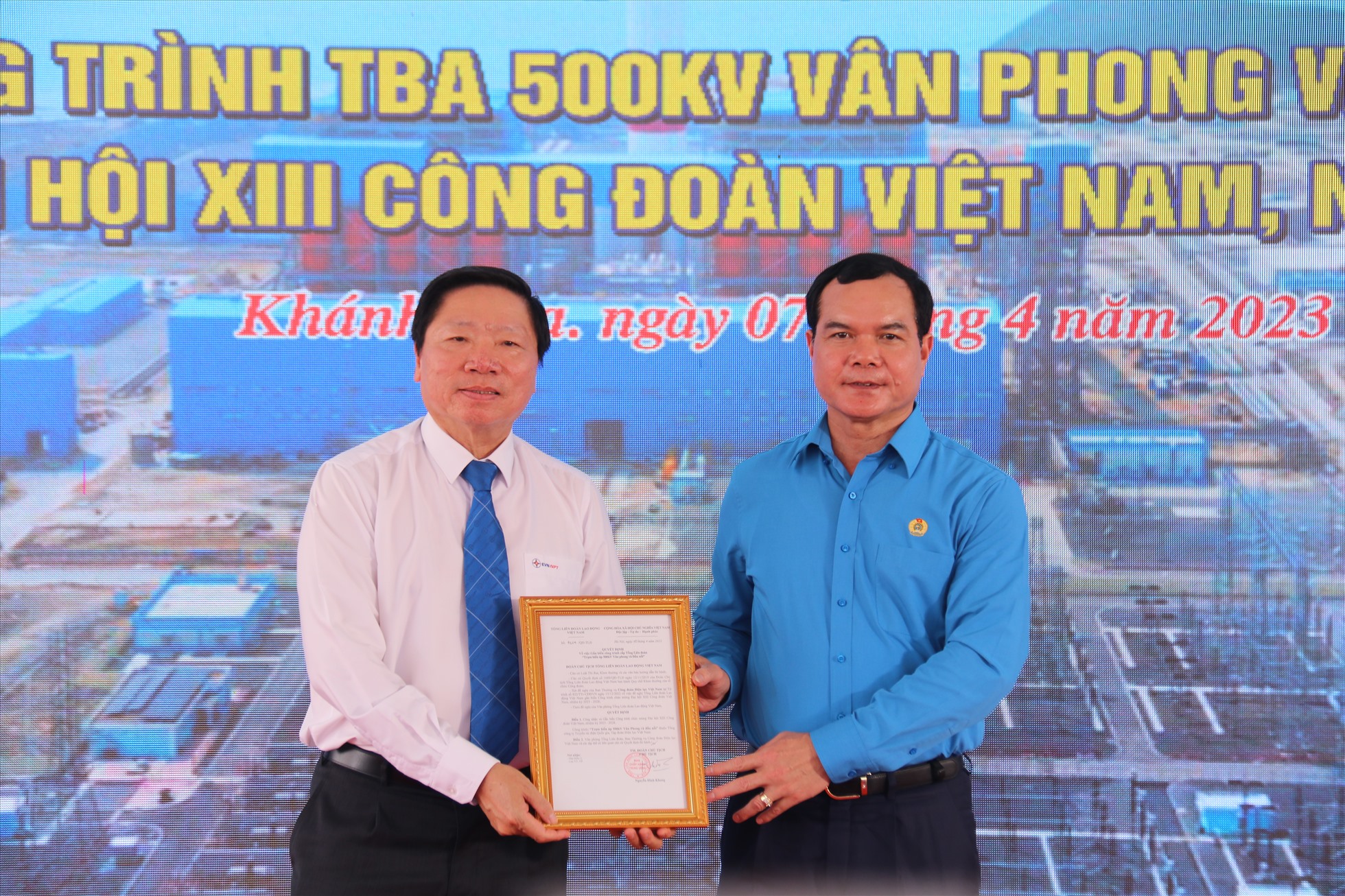 Lãnh đạo Tổng LĐLĐ Việt Nam trao quyết định gắn biển công trình chào mừng Đại hội XIII Công đoàn Việt Nam. Ảnh: Phương Linh