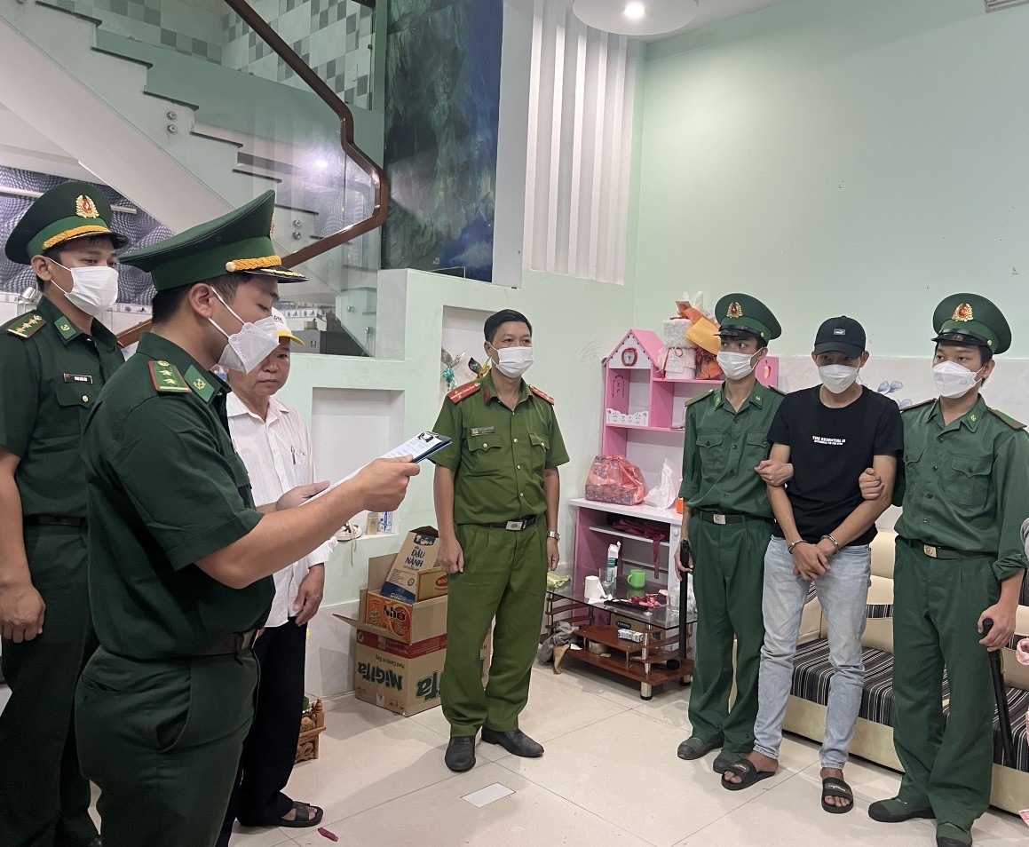 Lực lượng chức năng tiến hành bắt giữ, khám xét nơi ở của Ngô Văn Sang.
