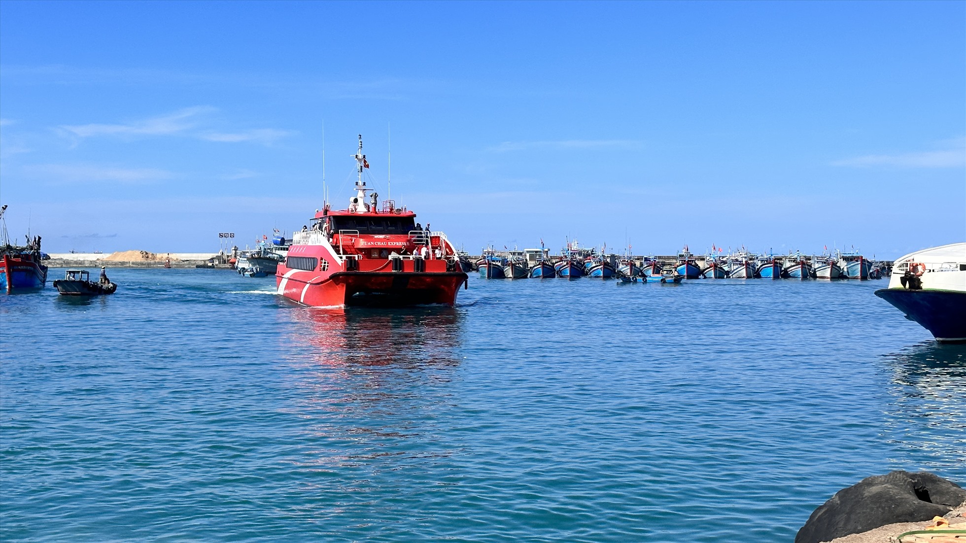 Tàu cao tốc chuẩn bị cập cảng Phú Quý. Ảnh: Duy Tuấn