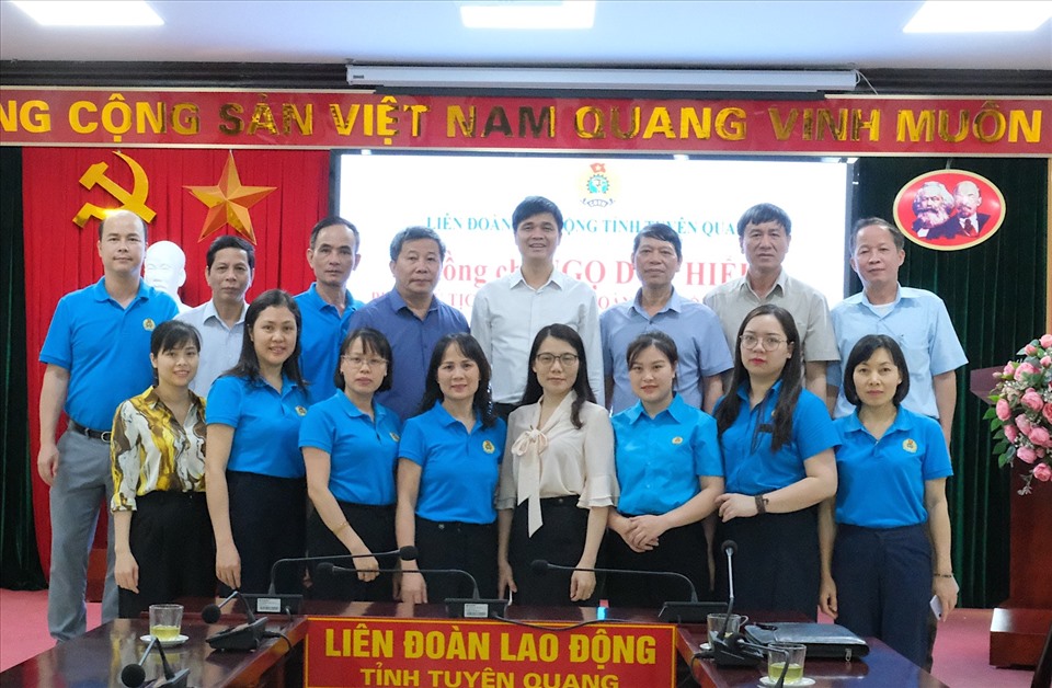 Phó Chủ tịch Tổng LĐLĐVN Ngọ Duy Hiểu (thứ 3 từ trái sang) trao đổi với cán bộ LĐLĐ tỉnh Tuyên Quang. Ảnh: Công đoàn Tuyên Quang