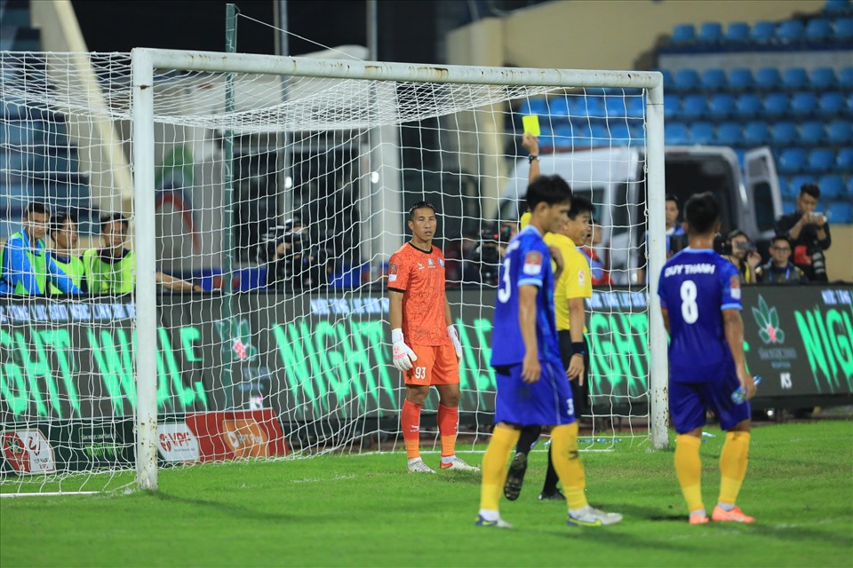 Tình huống thủ môn Khánh Hoà nhận thẻ vàng và Nam Định gỡ hoà 1-1 sau cú sút penalty của Hendrio. Ảnh: VPF