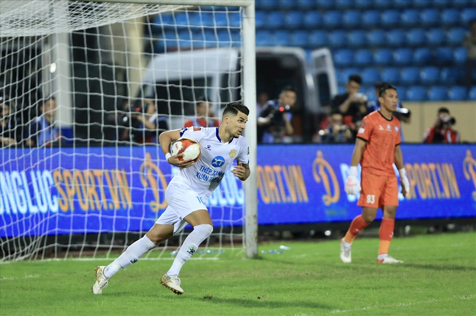Tình huống thủ môn Khánh Hoà nhận thẻ vàng và Nam Định gỡ hoà 1-1 sau cú sút penalty của Hendrio. Ảnh: VPF