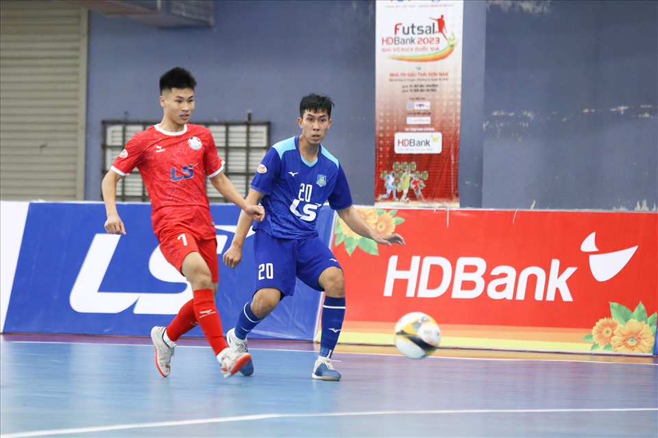 Thái Sơn Nam (áo xanh) gặp khó trước Hà Nội trong hiệp 1. Ảnh: VFF