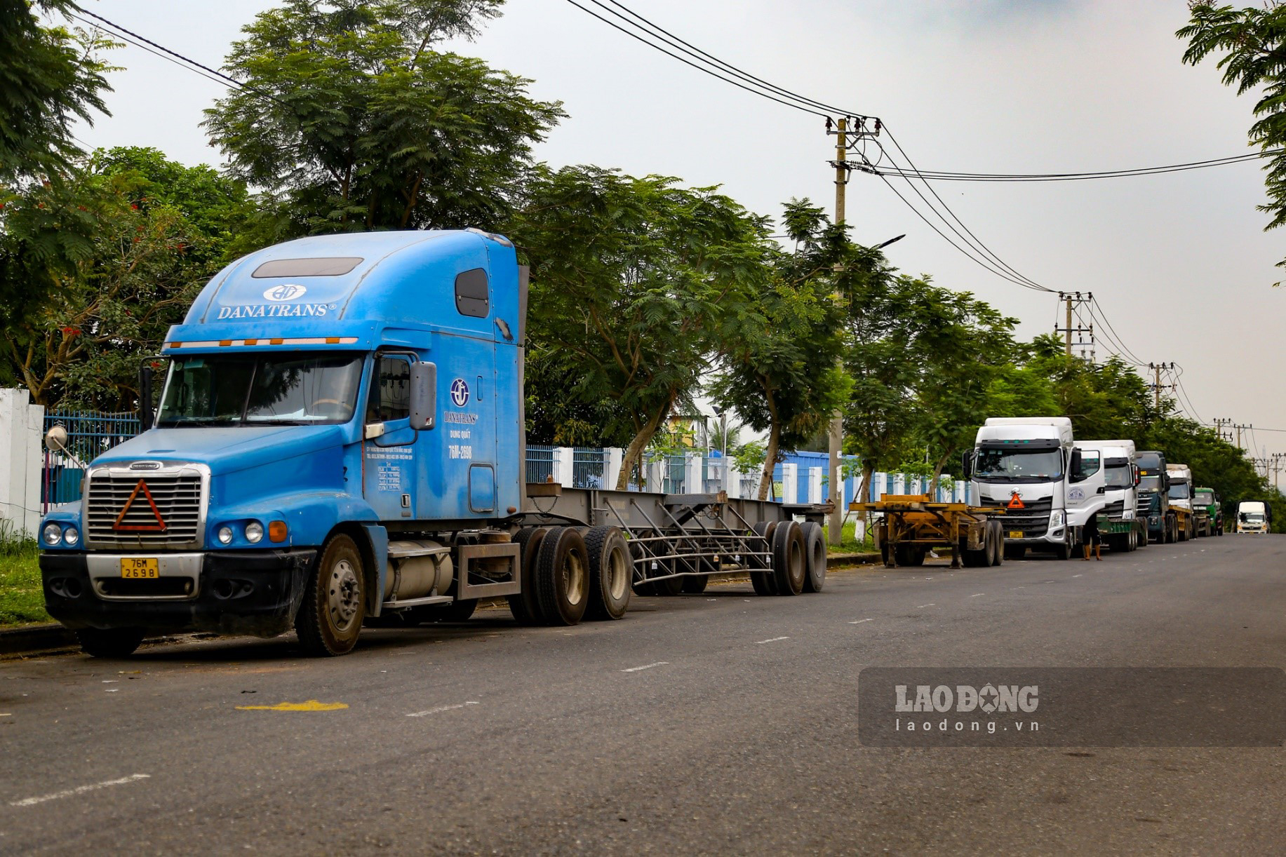 Ngày 7.4, tại Trung tâm Đăng kiểm xe cơ giới 43-04D, hàng chục xe tải phải xếp hàng dài để chờ vào làm thủ tục đăng kiểm.