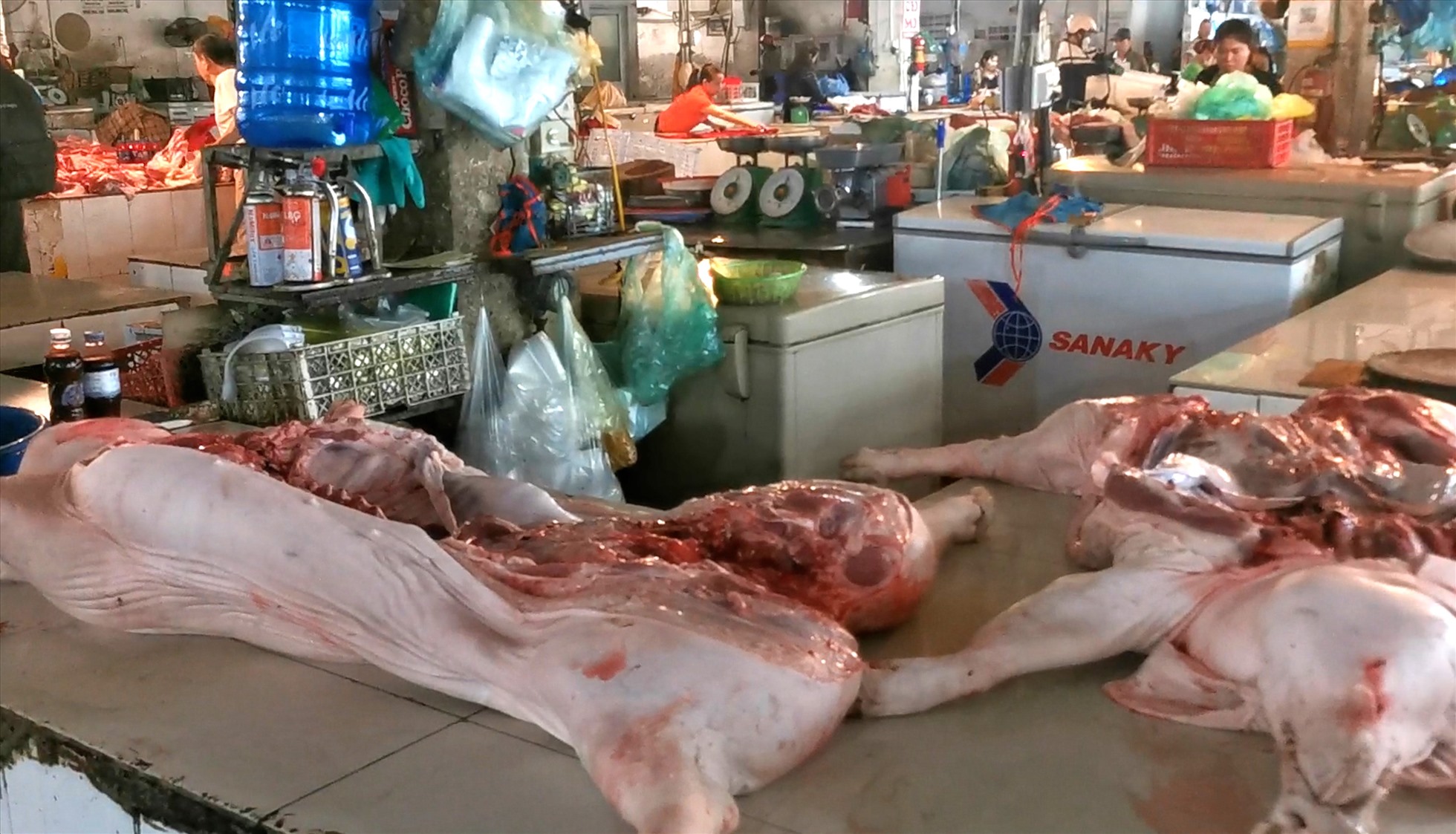 Một quầy bán thịt lợn tại chợ Cái Dăm, phường Bãi Cháy, TP.Hạ Long. Ảnh: Diệu Hoàng