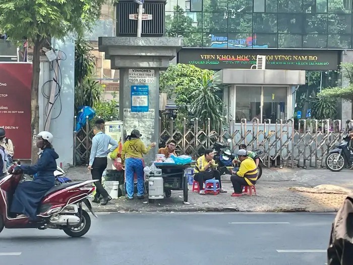 Quầy hàng ăn trên đường tại Quận 2, TP.HCM. Ảnh: Marielle Descalsota/Insider