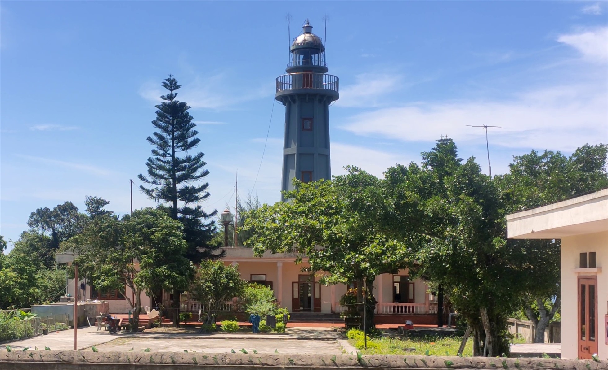 Cùng với đó được đi trải nghiệm thăm quan quanh đảo, khám phá ngọn hải đăng và thưởng thức nhiều đặc sản biển. Ảnh: Quách Du