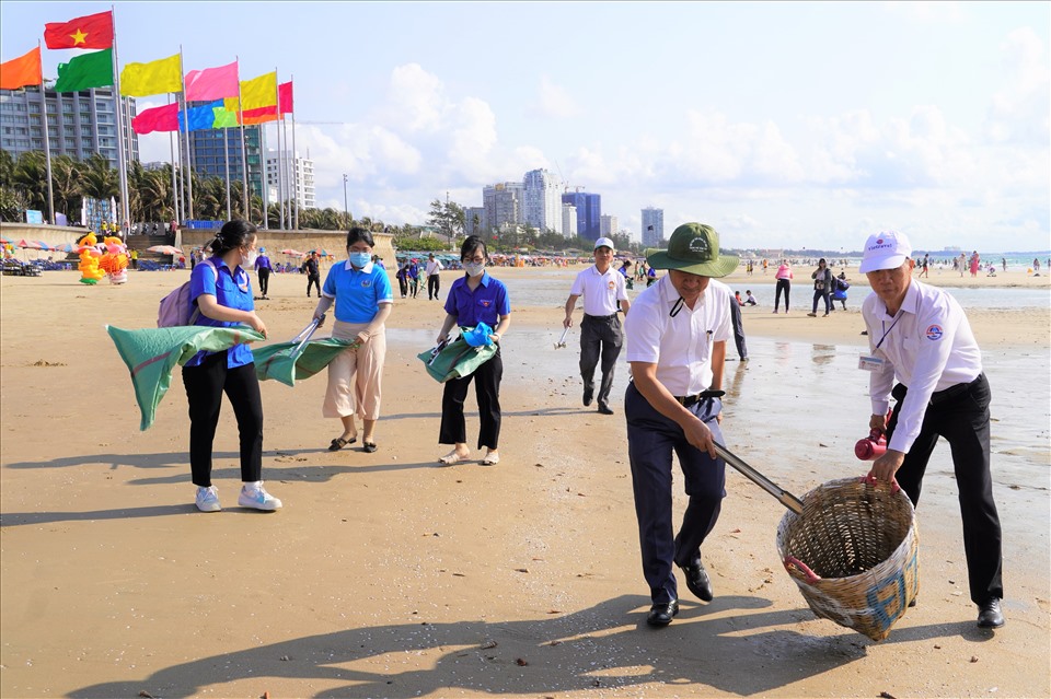 Lãnh đạo tỉnh cùng các đoàn viê thanh niên nhặt rác, vệ sinh làm sạch bãi tắm Bãi Sau. Ảnh: Thành An