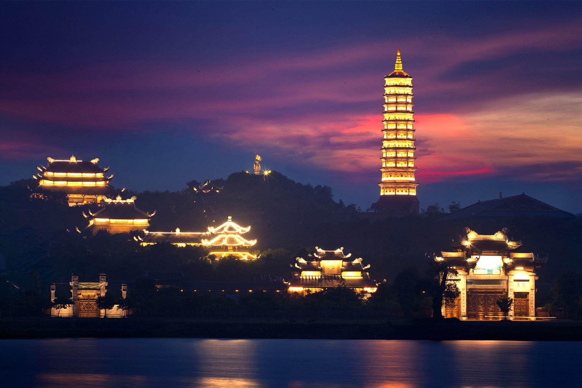 Chùa Bái Đính ở Ninh Bình về đêm. Ảnh: Lê Hiền