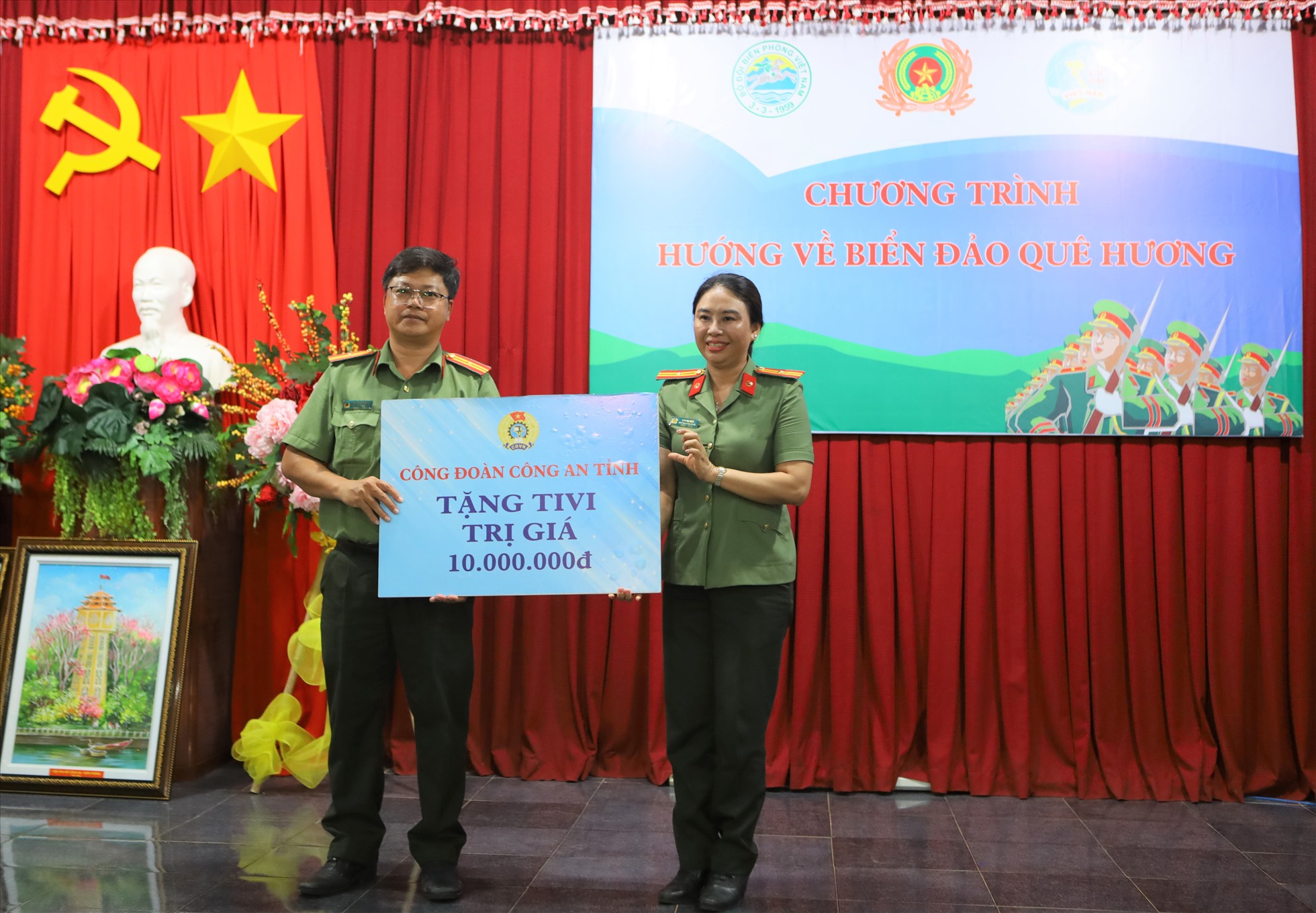 Thiếu tá Đào Thị Tiệp, chủ tịch Công đoàn Công an tỉnh Bình Thuận trao tặng bảng tượng trưng 1 chiếc tivi cho đại diện Công an huyện Phú Quý. Ảnh: Duy Tuấn