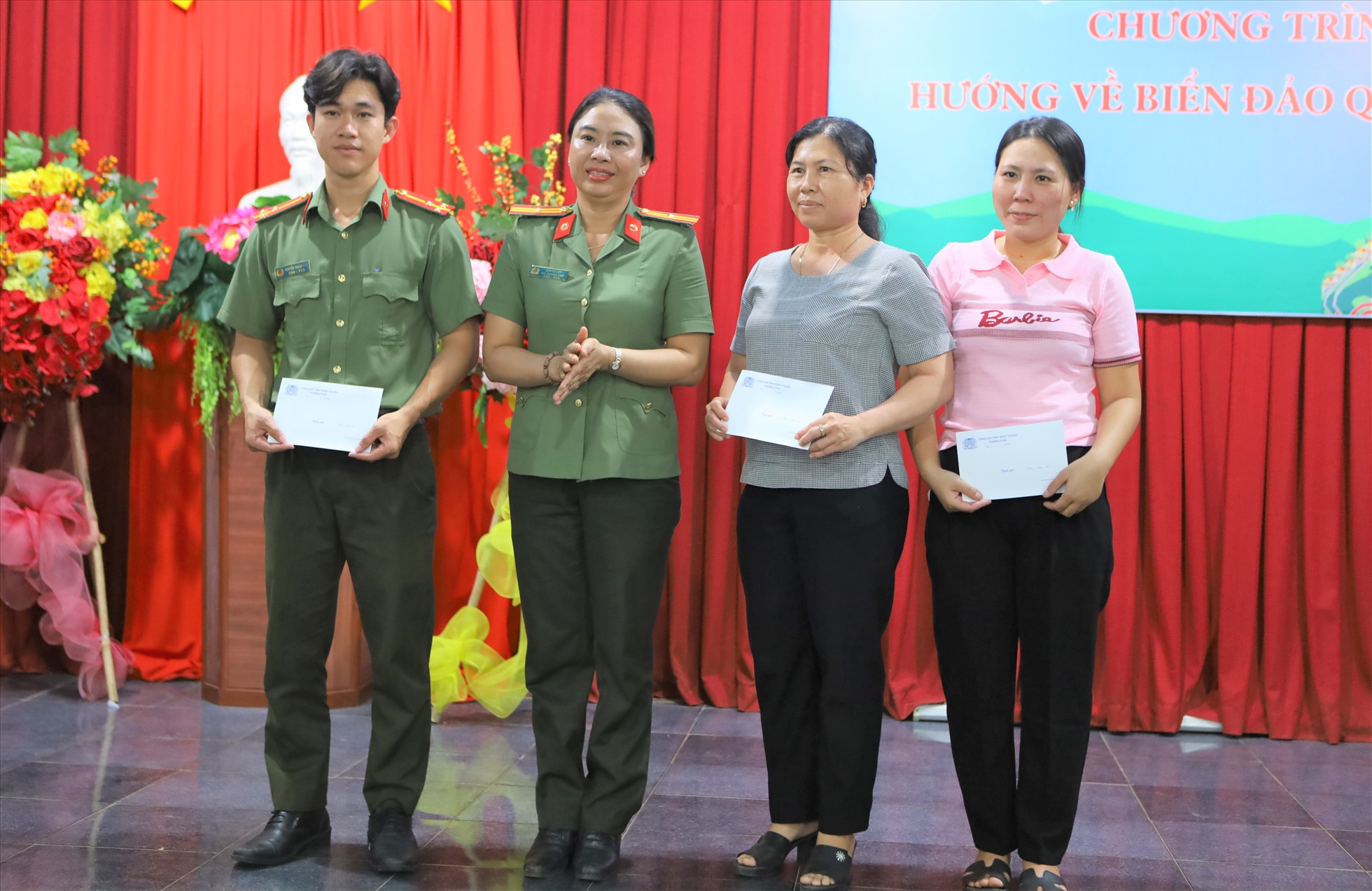 3 đoàn viên có hoàn cảnh khó khăn thuộc Công đoàn Công an huyện Phú Quý được tặng quà. Ảnh: Duy Tuấn
