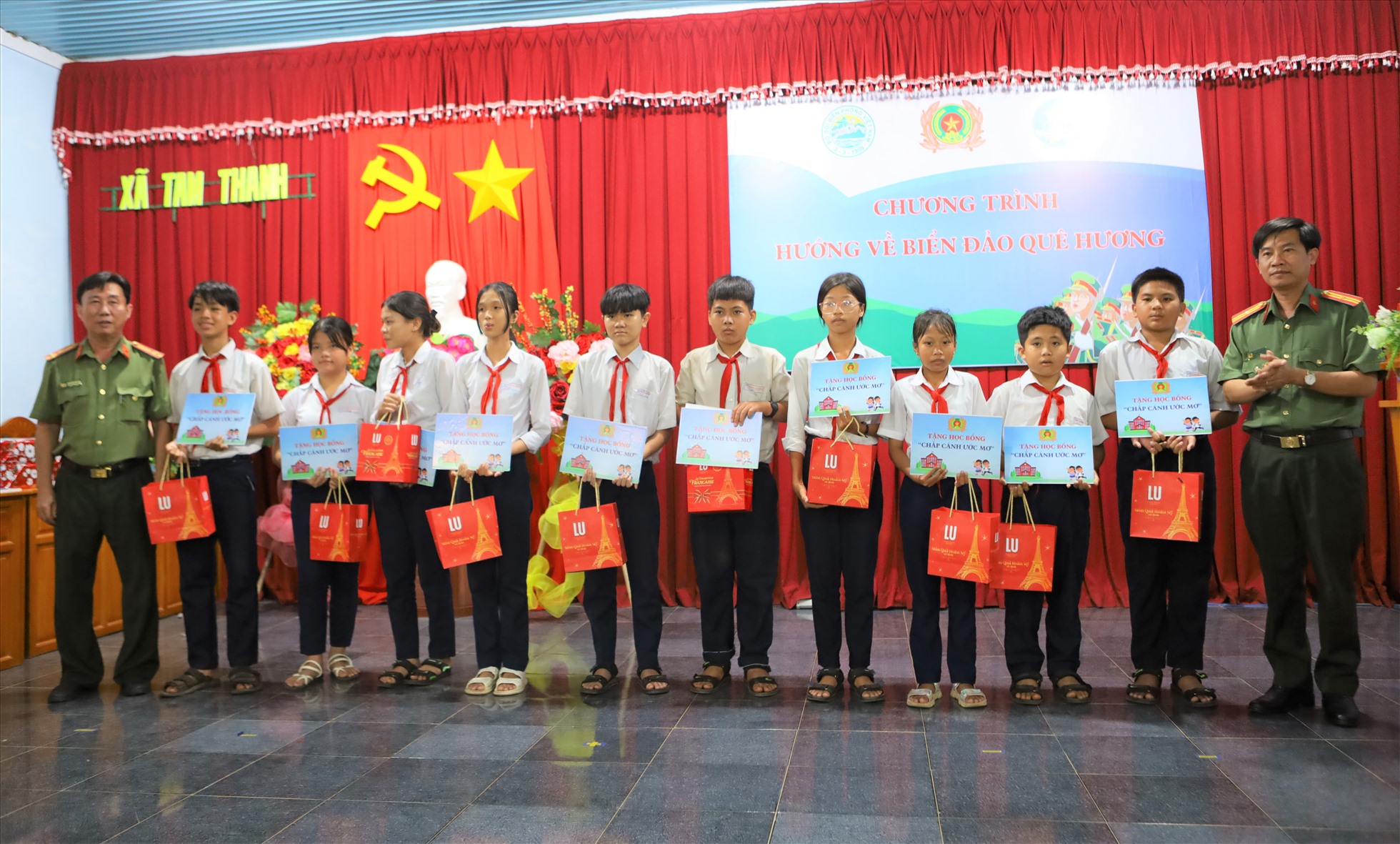 Trao tặng các suất học bổng cho các em học sinh hiếu học có hoàn cảnh khó khăn tại đảo Phú Quý. Ảnh: Duy Tuấn