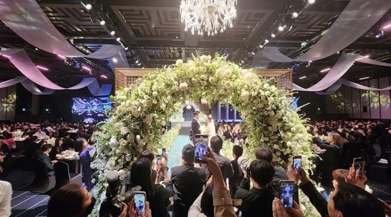 Hội trường hôn lễ tràn ngập hoa hồng.