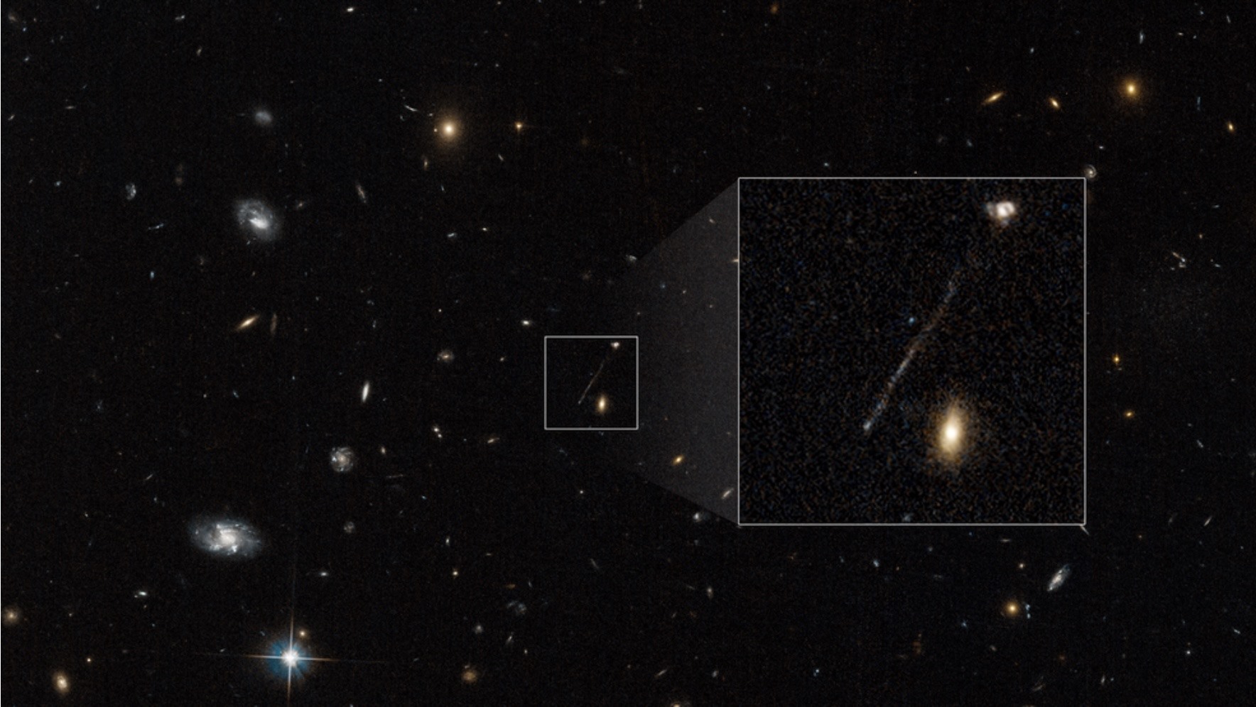 Chuỗi các ngôi sao trẻ màu xanh dài 200.000 năm ánh sáng cùng các hố đen. Ảnh: NASA