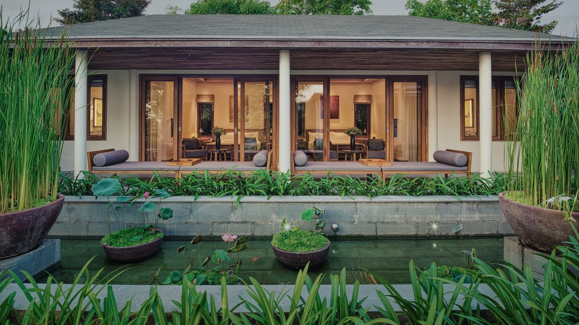 Arezai được mệnh danh là “thiên đường nghỉ dưỡng” khi du khách có thể những con sóc đang ríu rít, tiếng chim hót và những cây đa rủ xuống chỉ cách trung tâm thành phố Cần Thơ năm phút đi thuyền. Ảnh: Arezai Can Tho
