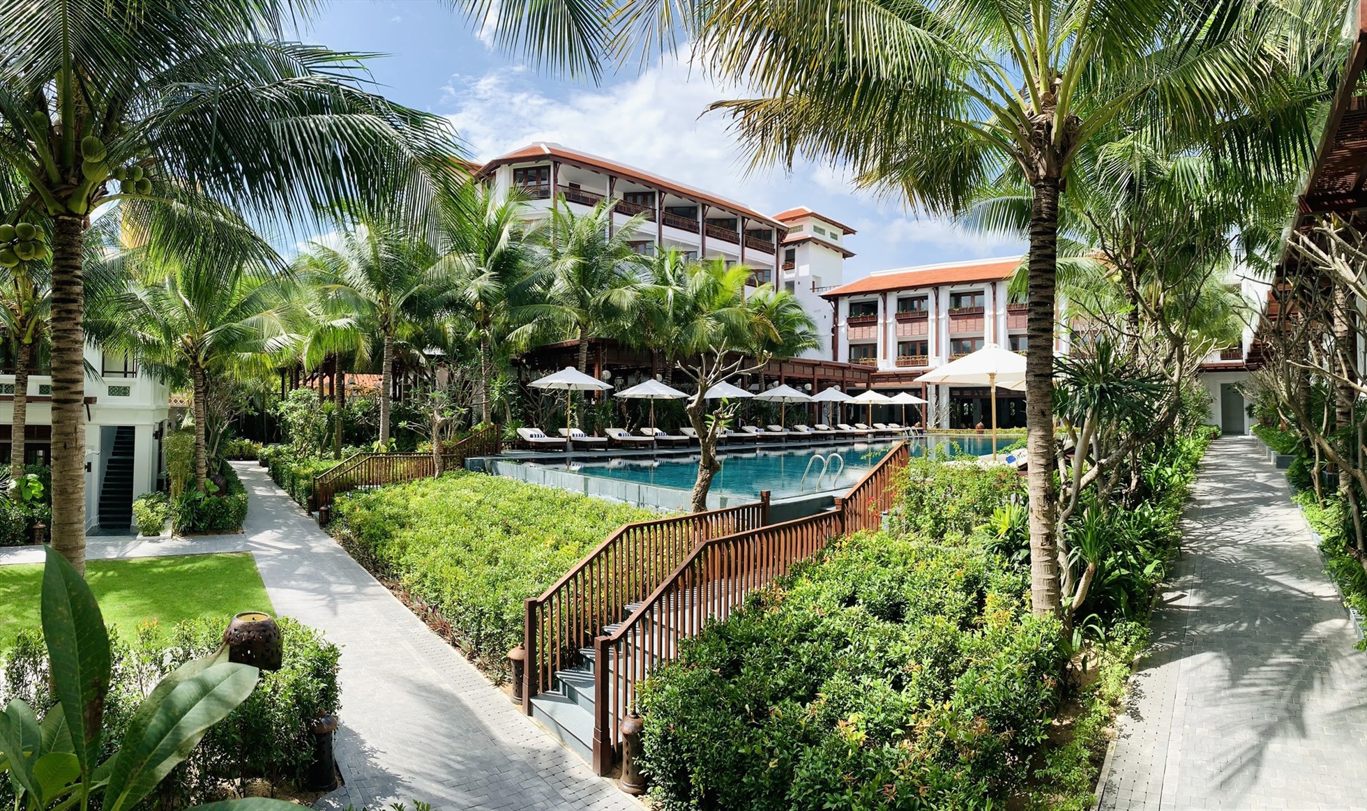 Khu nghỉ dưỡng mang đến nhiều lý do để bạn ở lại: có dịch vụ spa toàn diệnMát-xa lomi-lomi kiểu Hawaii và xoa bóp kiểu Bali, hồ bơi thơ mộng rợp bóng cây cọ cao chót vót, cùng một số lựa chọn ăn uống và rượu vang bao gồm các món ăn cổ điển của Việt Nam tại các nhà hàng Làng Việt bên bờ biển hoặc tiệc BBQ hải sản riêng được tổ chức tại hồ bơi của khu nghỉ mát dãy phòng. Ảnh: The Anam Mui Ne
