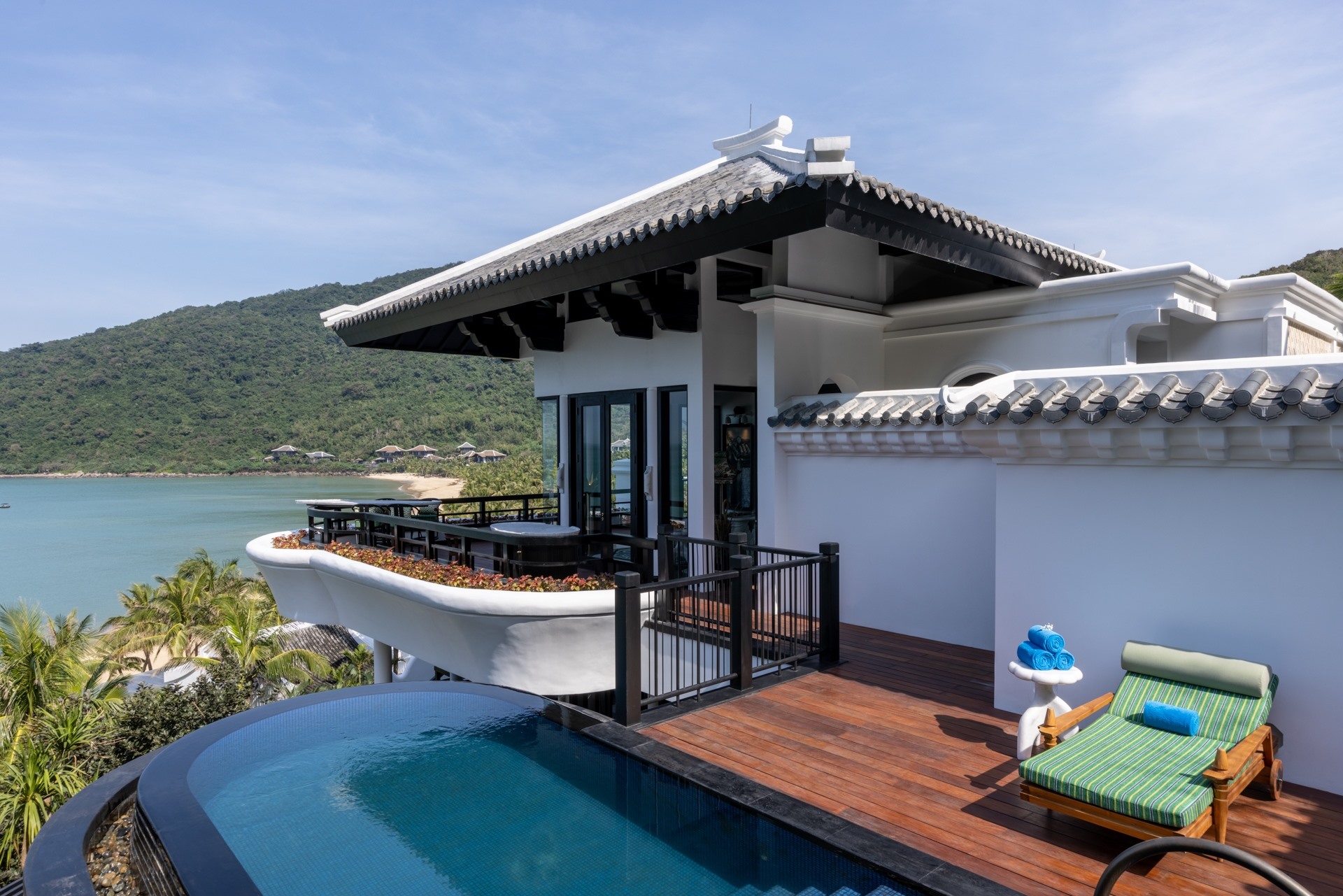 Giống với khu vực chung, các dãy phòng, căn hộ và khu biệt thự có bảng màu đơn sắc tạo không gian sang trọng. Khu nghỉ dưỡng là sự kết hợp hoàn hảo giữa văn hóa Việt Nam truyền thống và lối kiến trúc đương đại. Năm 2023 resort tiến hành nâng cấp và cải tạo nhằm mang đến cho du khách những trải nghiệm cao cấp hơn, thân thiện với gia đình. Ảnh: