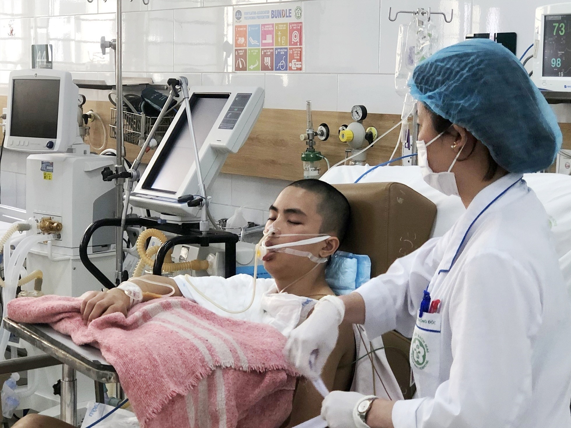Công nhân Triệu Văn Nhạy (Công ty HS Tech Vina) được chăm sóc tại Bệnh viện Bạch Mai. Ảnh: Bảo Hân