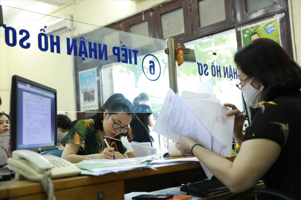 Người dân tới trụ sở Bảo hiểm xã hội quận Cầu Giấy (Hà Nội) để làm thủ tục tham gia bảo hiểm xã hội. Ảnh minh hoạ: Hải Nguyễn