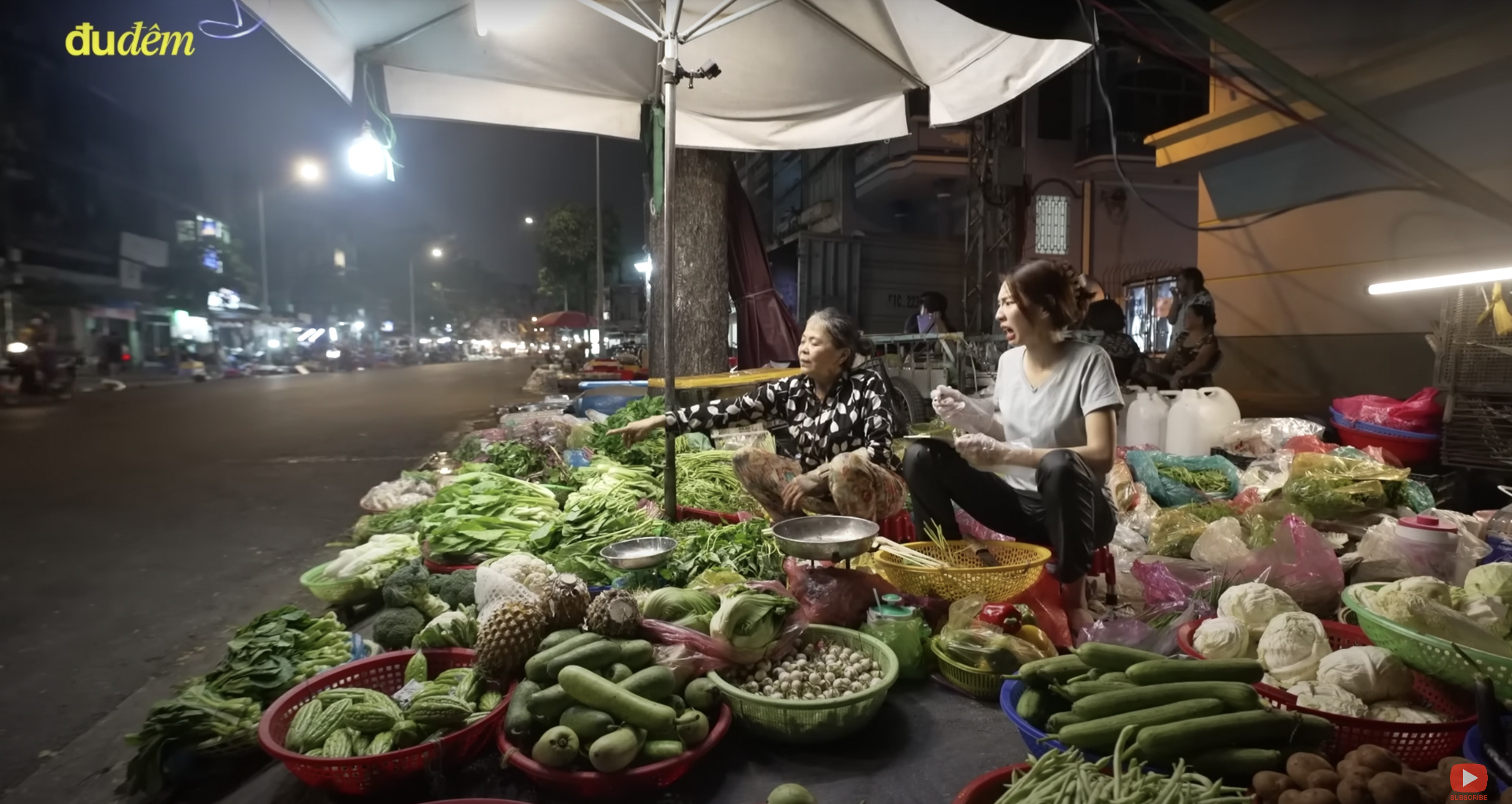 Những hình ảnh giản dị của Thuỳ Tiên khi trải nghiệm bán rau củ. Ảnh: Nhà sản xuất.