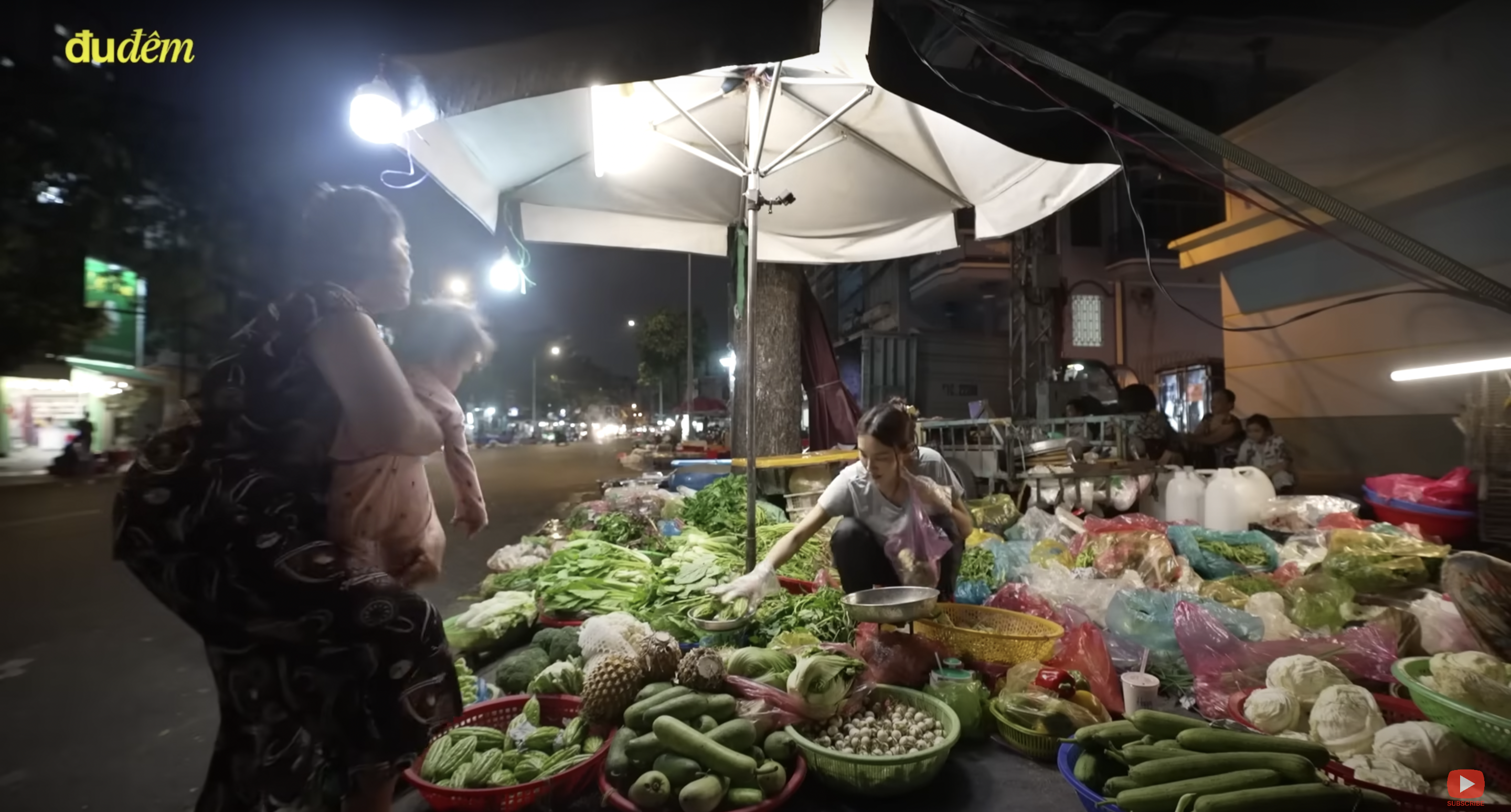 Những hình ảnh giản dị của Thuỳ Tiên khi trải nghiệm bán rau củ. Ảnh: Nhà sản xuất.