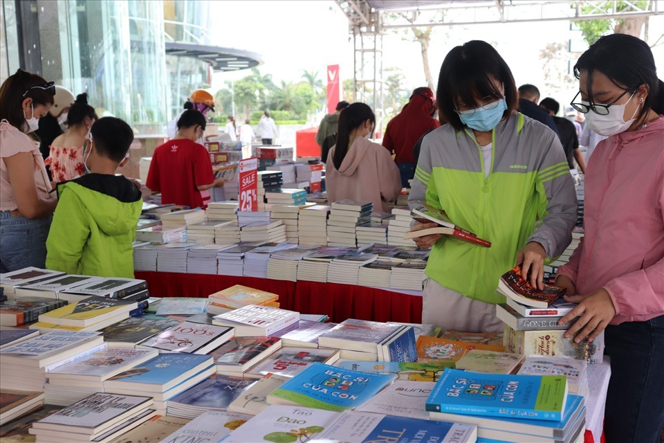 Hội sách Đà Nẵng 2022 có hơn 150.000 đầu sách, thu hút đông đảo bạn đọc. Ảnh: Nguyễn Linh