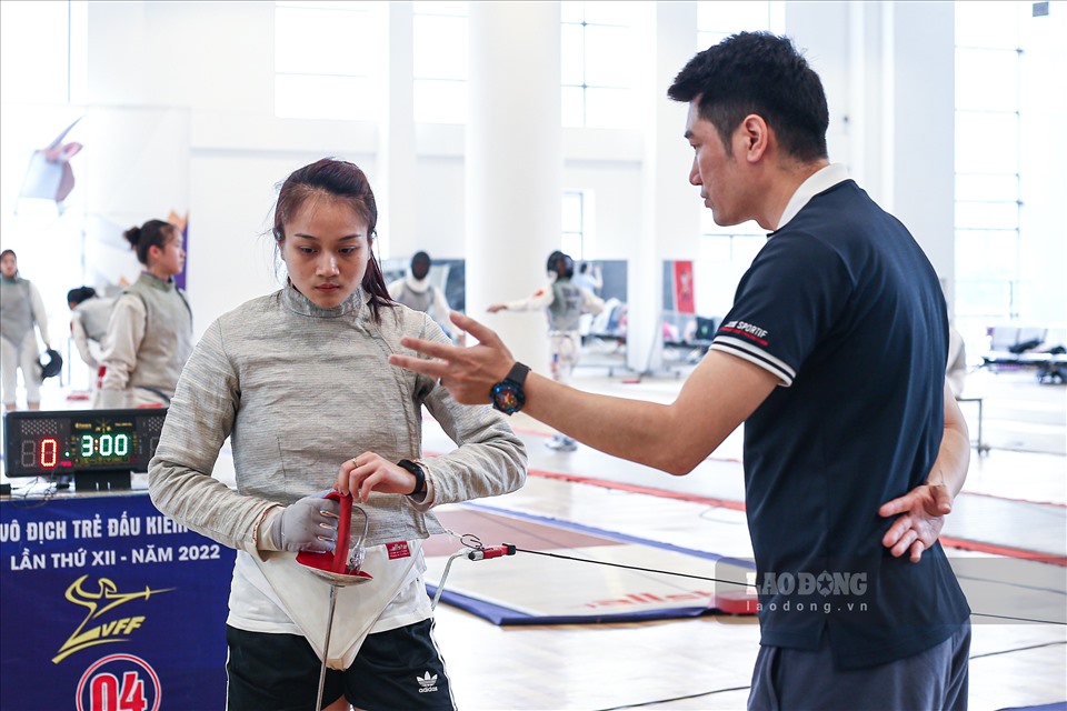 Huấn luyện viên Nguyễn Lê Bá Quang có những nhắc nhở và hỗ tợ kĩ thuật cho các vận động viên trong quá trình tập luyện.