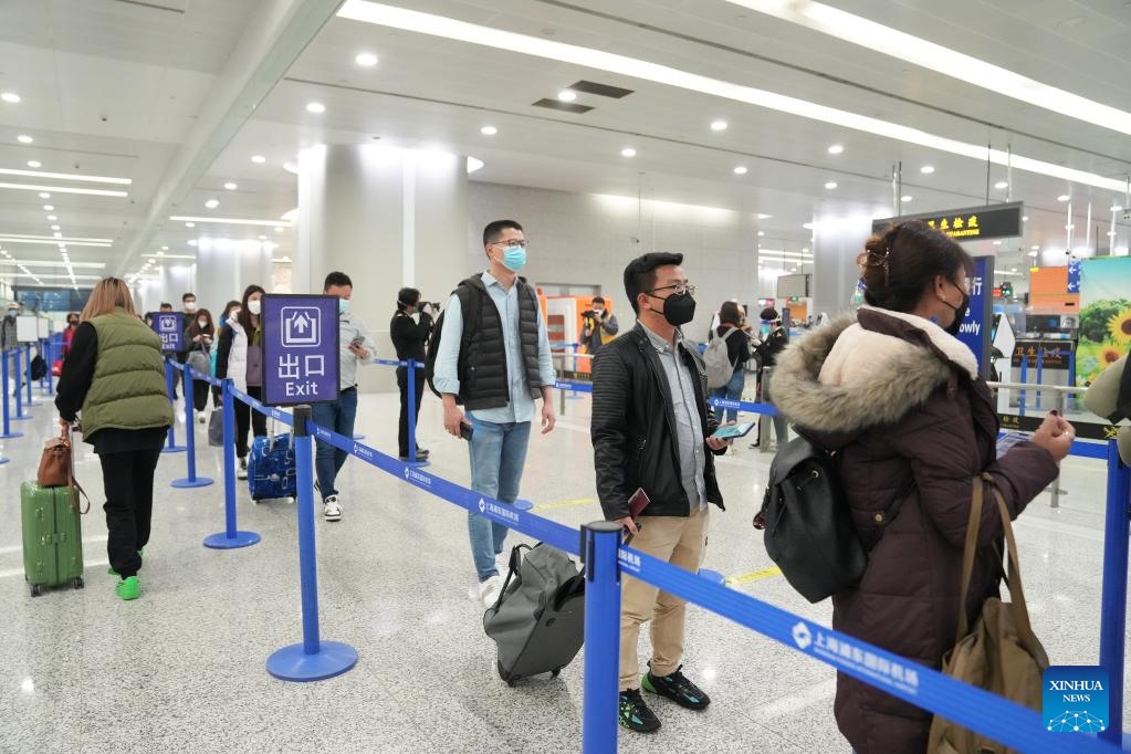 Hành khách xếp hàng làm thủ tục để lên máy bay tại sân bay quốc tế Phố Đông Thượng Hải ở Thượng Hải, Trung Quốc. Ảnh: Xinhua