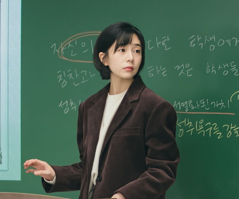 Baek Jin Hee đóng vai giảng viên ngôn ngữ. Ảnh: Nhà sản xuất KBS
