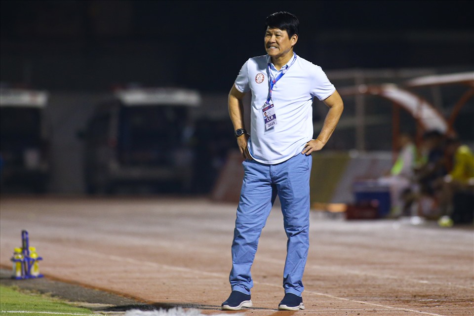Huấn luyện viên Vũ Tiến Thành chỉ trích trọng tài sau trận thua Hà Nội FC. Ảnh: Thanh Vũ