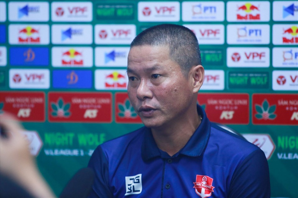 Huấn luyện viên Chu Đình Nghiêm hài lòng về màn trình diễn trên sân khách của các học trò. Ảnh: Thanh Vũ