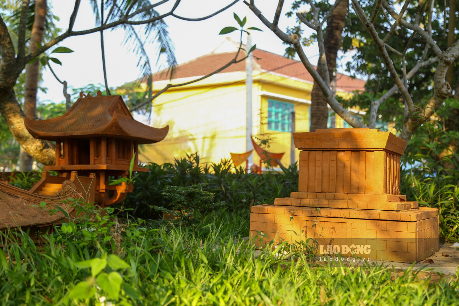 Mô hình Lăng Chủ tịch Hồ Chí Minh và Chùa Một Cột ở Hà Nội xuất hiện trong công viên.